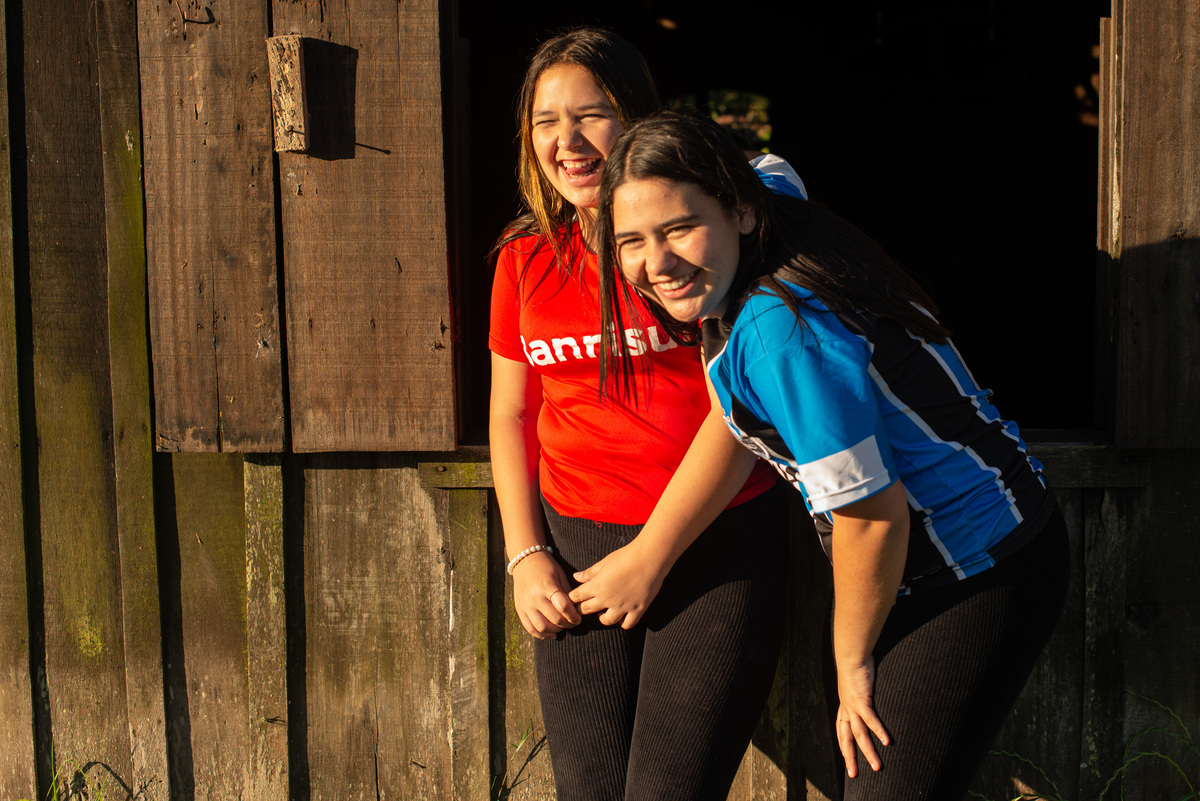 foto espontânea de irmãs gremista e colorada