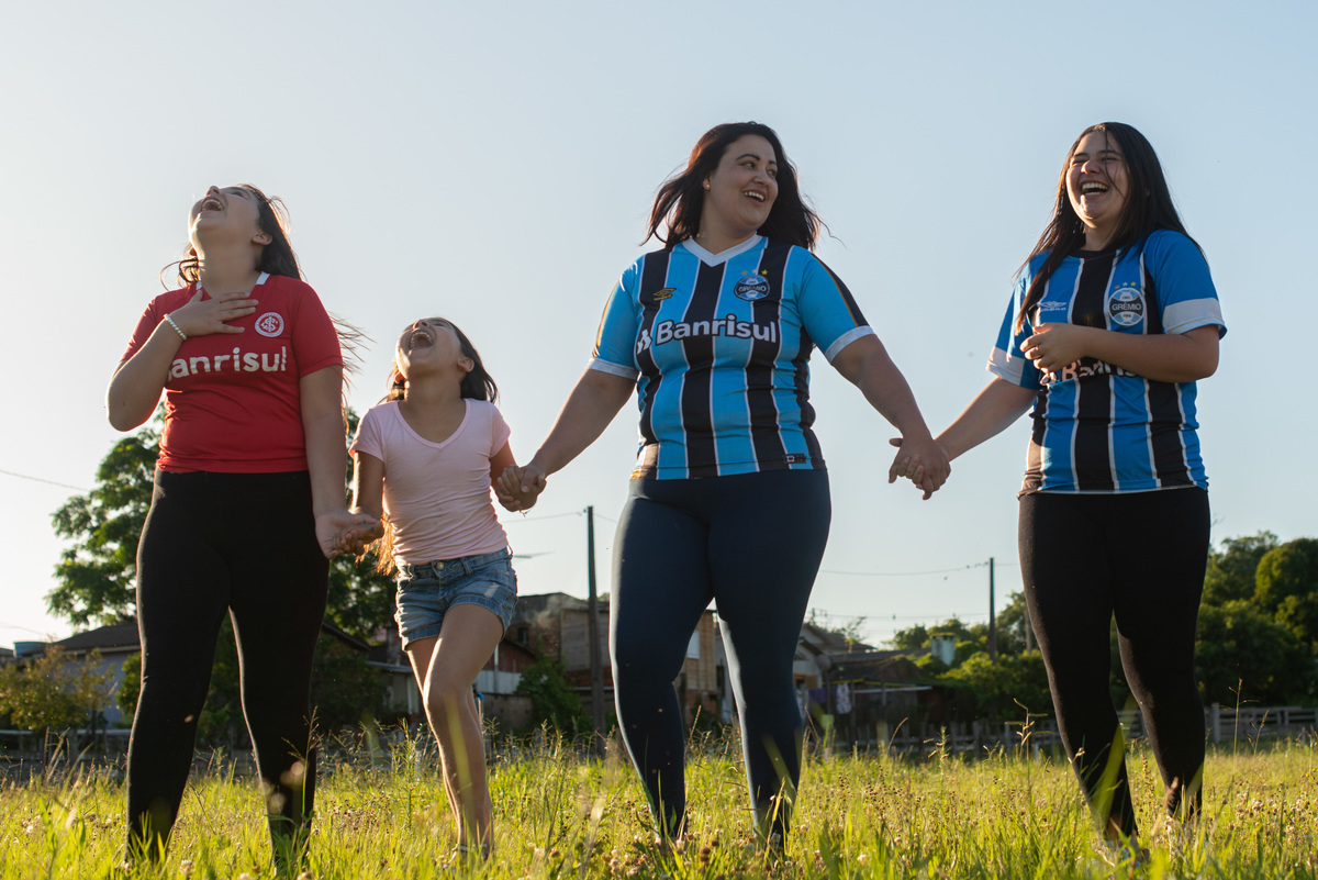 foto espontânea de família gremistas e coloradas