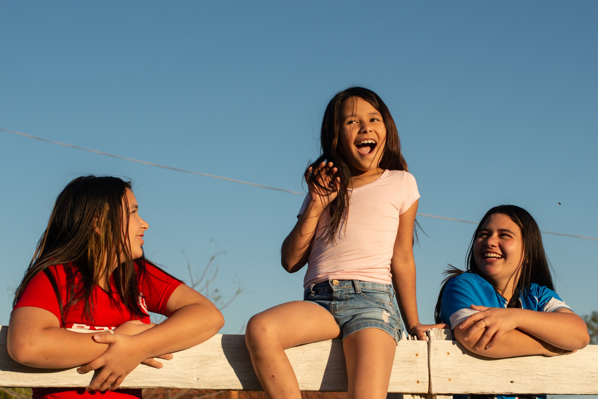 foto espontânea de irmãs gremistas e coloradas