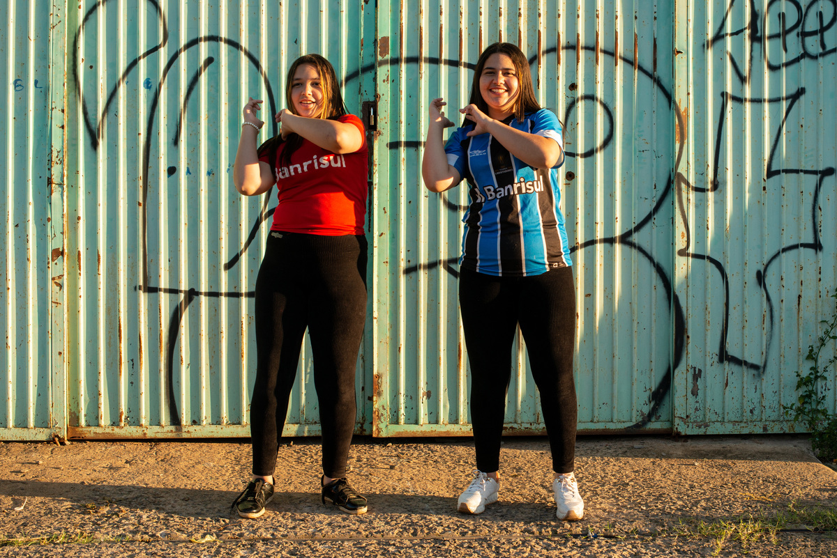 irmãs fazendo dancinha do tik tok - grenal - gremista e colorada