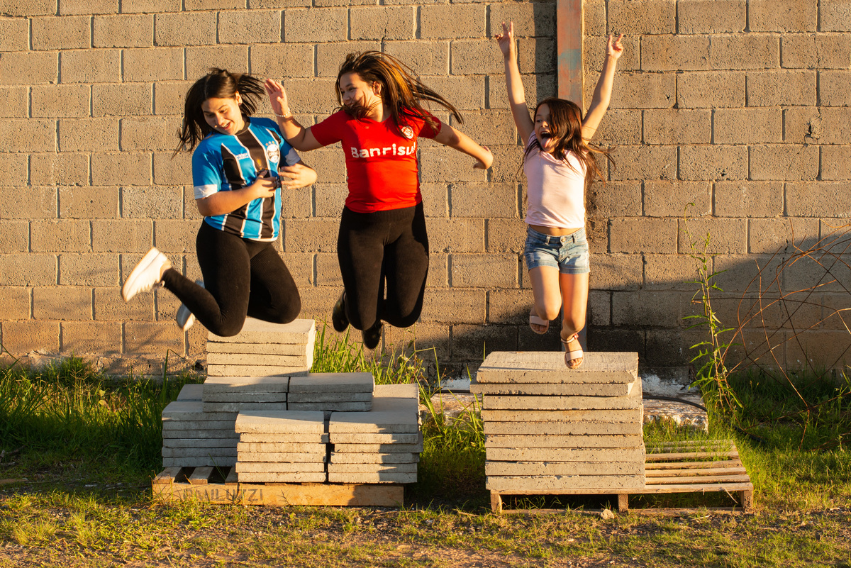 irmãs pulando - foto espontânea - gremista e colorada