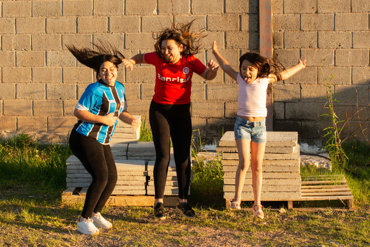 irmãs pulando - foto espontânea - gremista e colorada - grenal