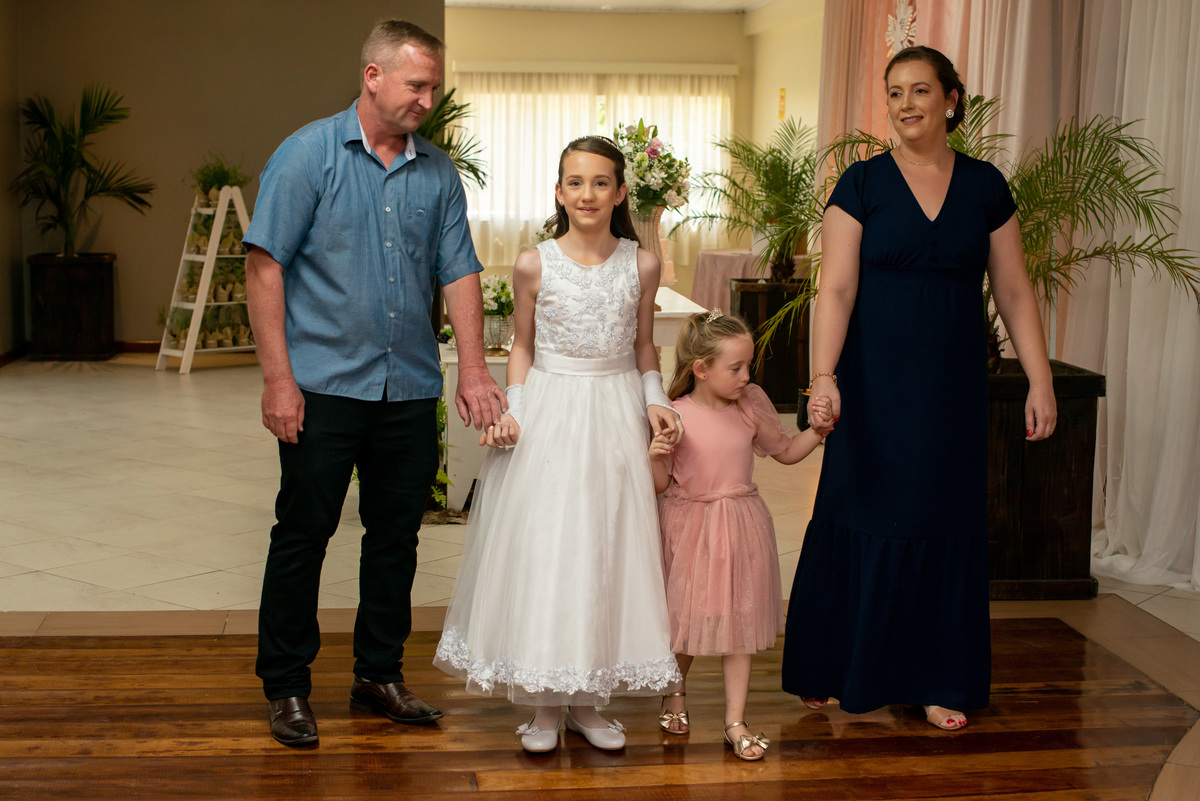 família em festa de comunhão primeira eucaristia