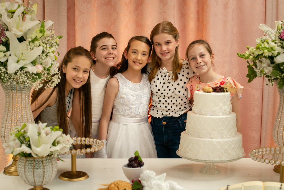 amigas em festa de comunhão primeira eucaristia