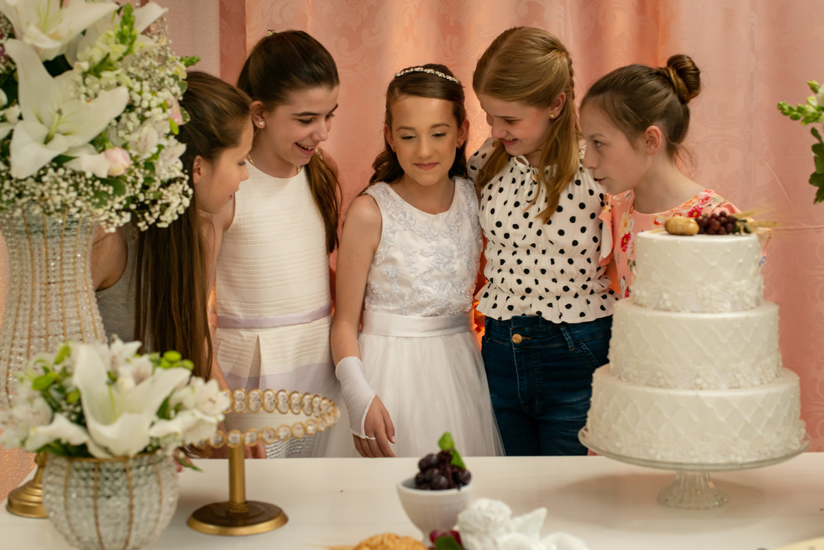 amigas em festa de comunhão primeira eucaristia