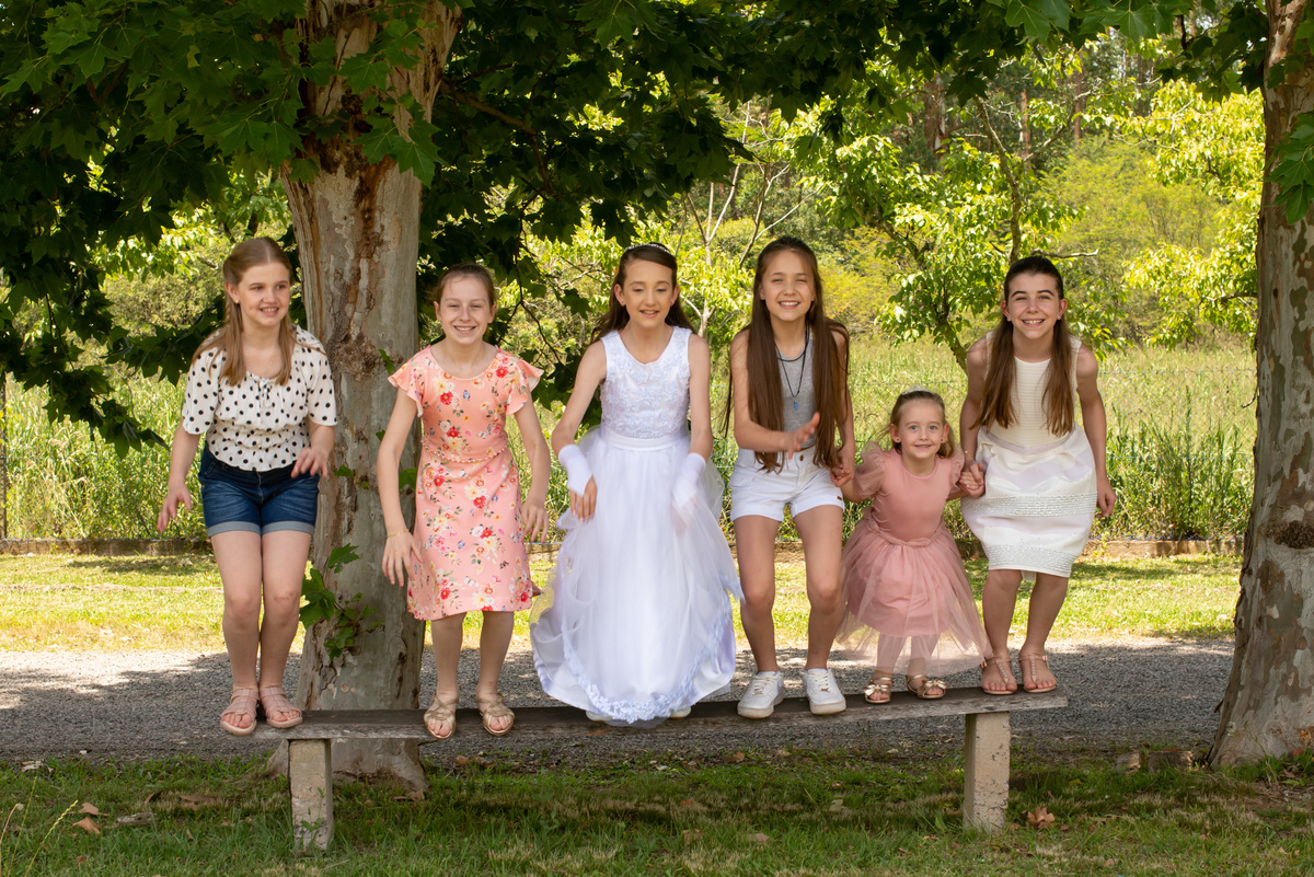 amigas em festa de comunhão primeira eucaristia - ensaio externo - foto pulando