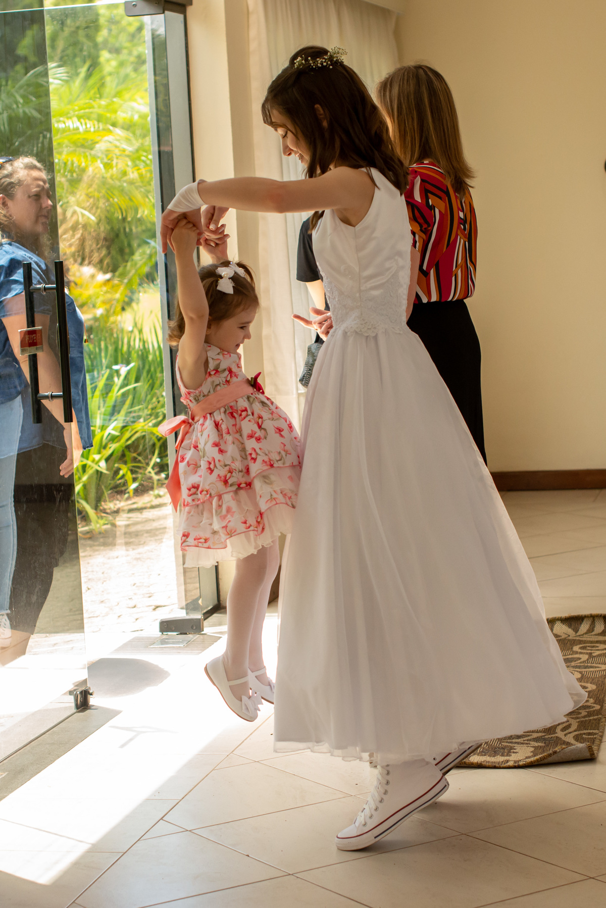 foto de adolescente brincando com irmã mais nova