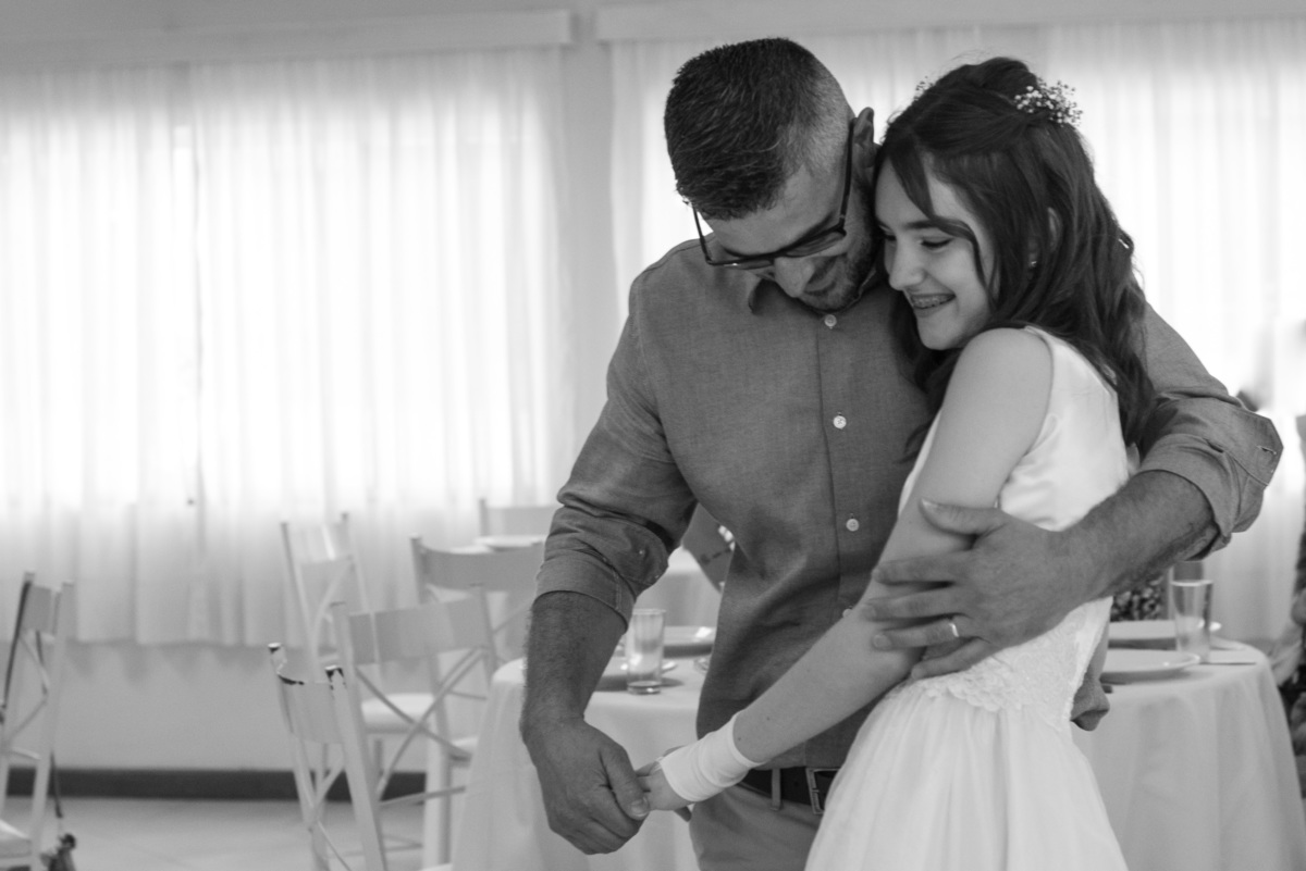 foto espontânea de adolescente com pai em festa de Primeira Comunhão