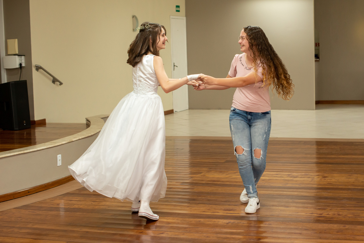 foto espontânea de adolescentes em festa de Primeira Comunhão