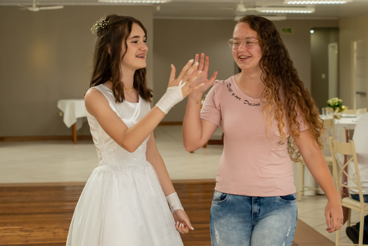 foto espontânea de adolescentes em festa de Primeira Comunhão