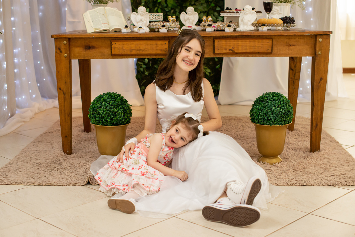 foto de adolescente com vestido de comunhão e all star e irmã mais nova