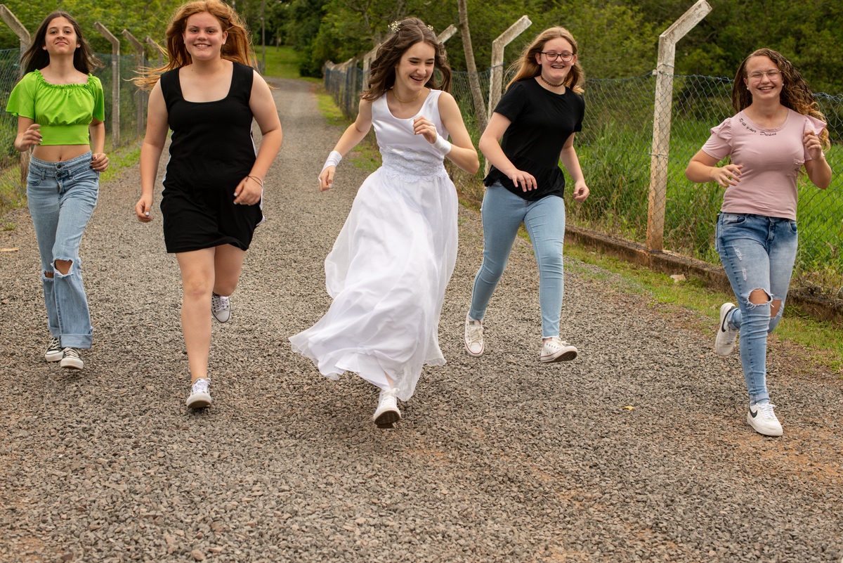 adolescentes correndo em ensaio externo de festa de primeira comunhão