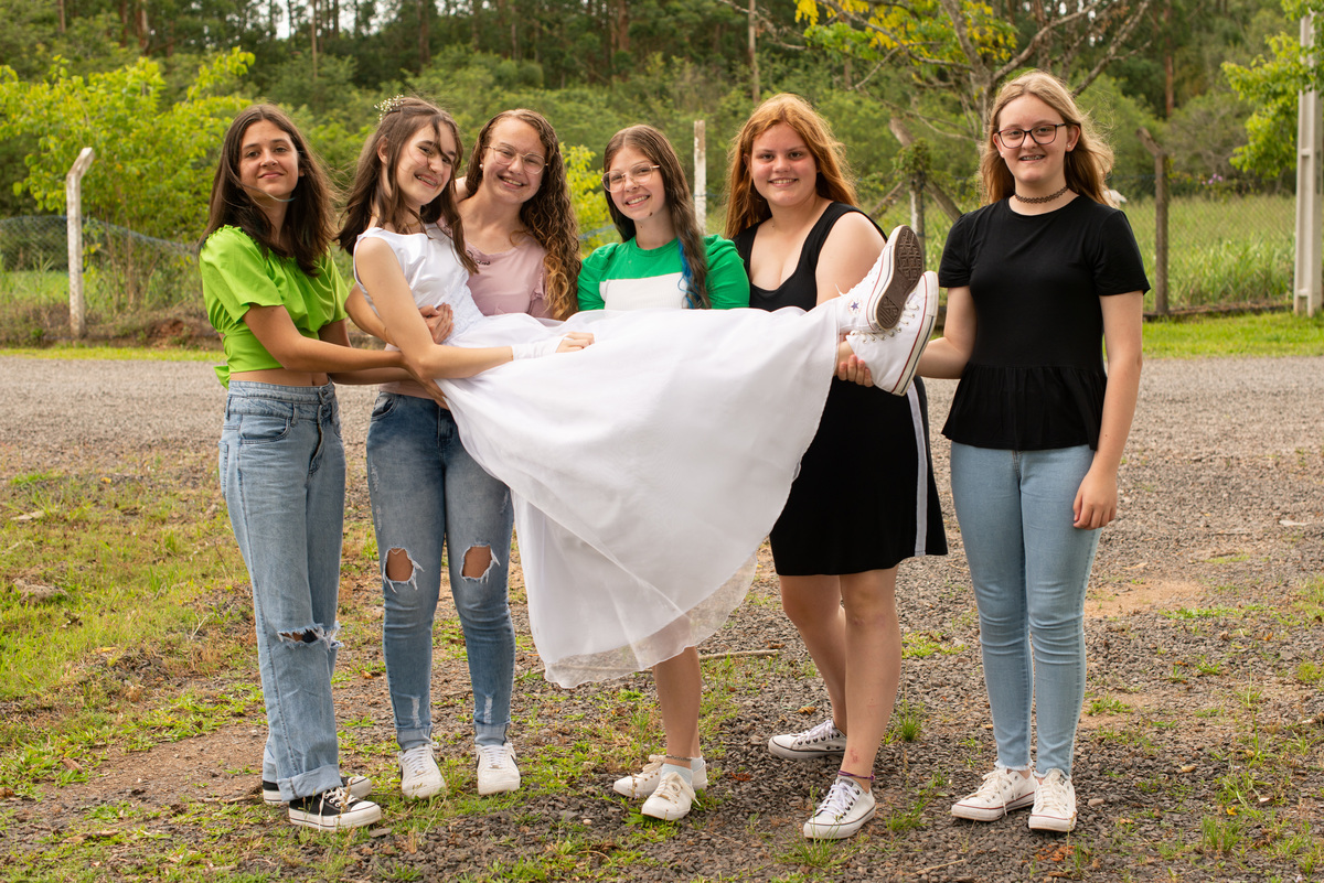 foto com amigas em ensaio externo na festa de primeira comunhão