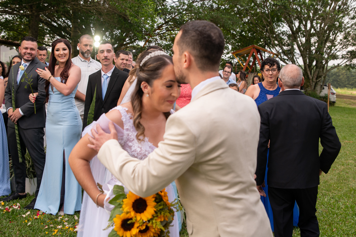 noivo recebendo noiva no altar em casamento diurno externo