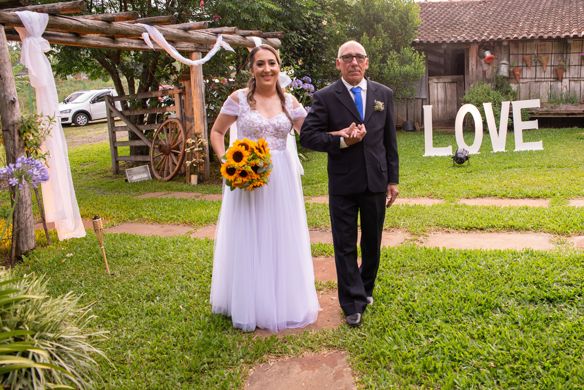 noiva chegando com o pai em casamento diurno externo
