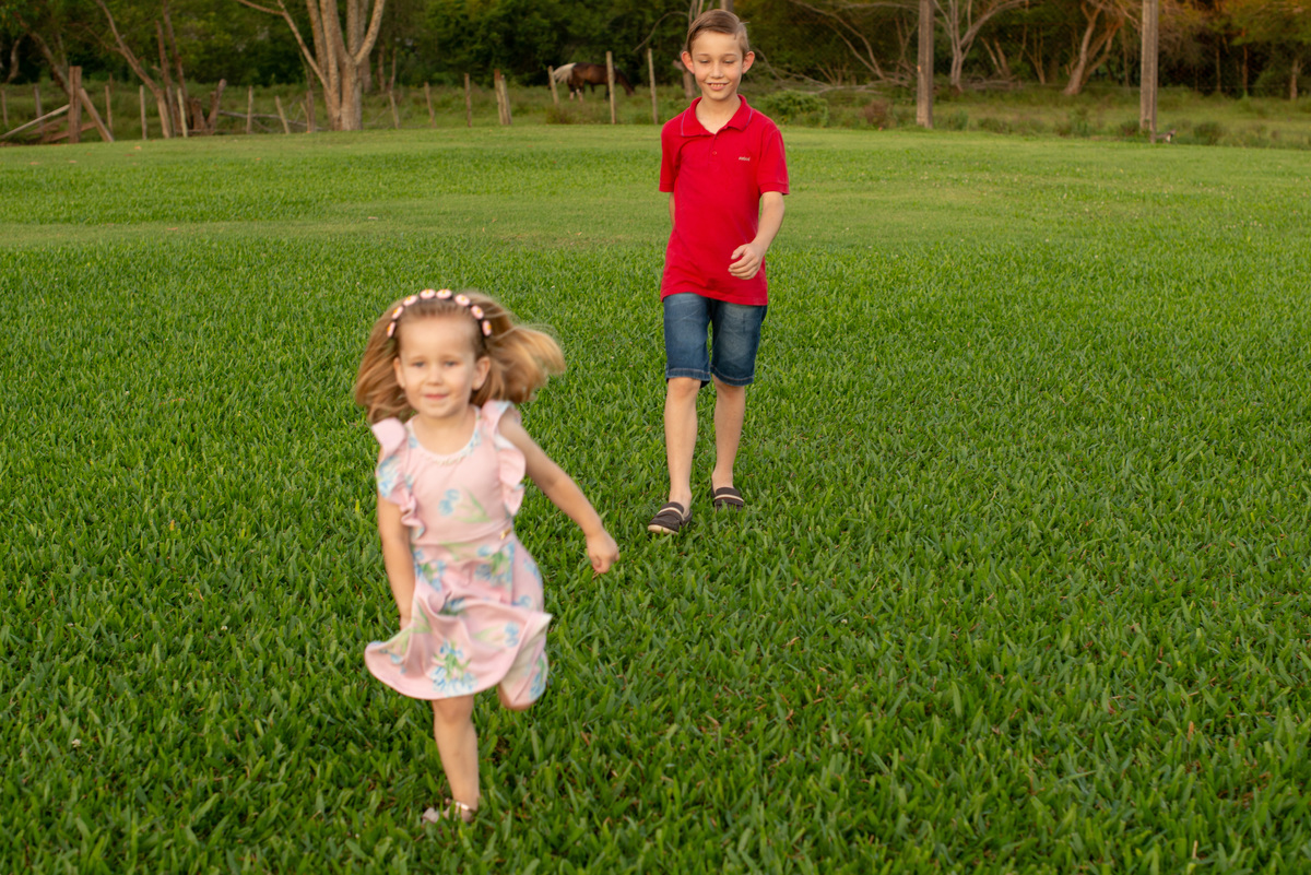ensaio de família, crianças correndo