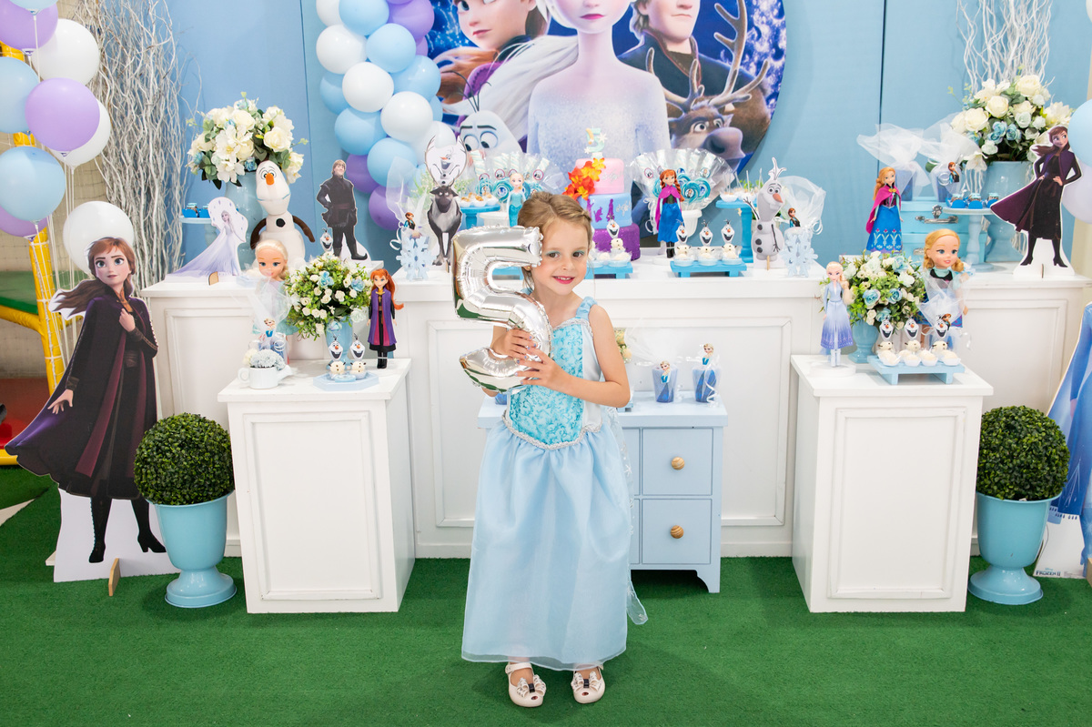 Decoração de festa infantil da Frozen - Art Festas - Montenegro - RS - aniversariante vestida de Elza