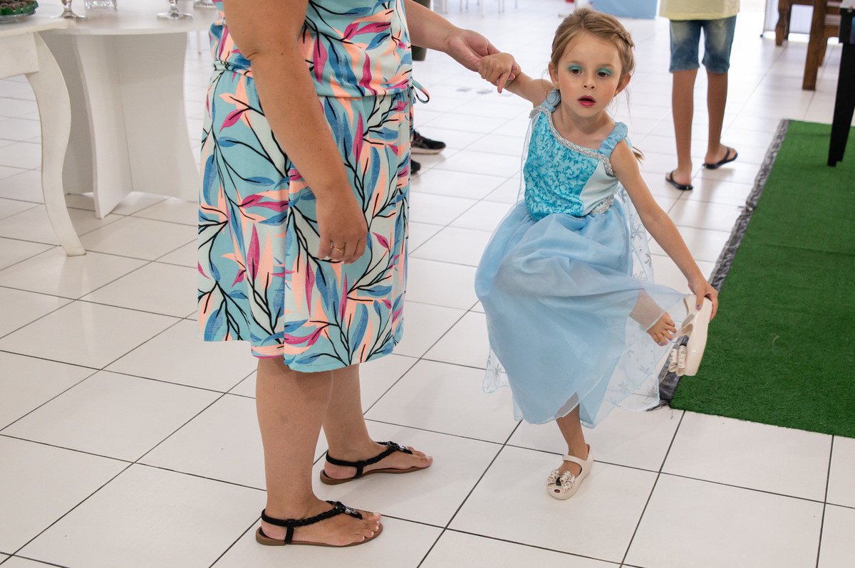 festa de aniversário infantil - aniversariante vestida de Elza Frozen