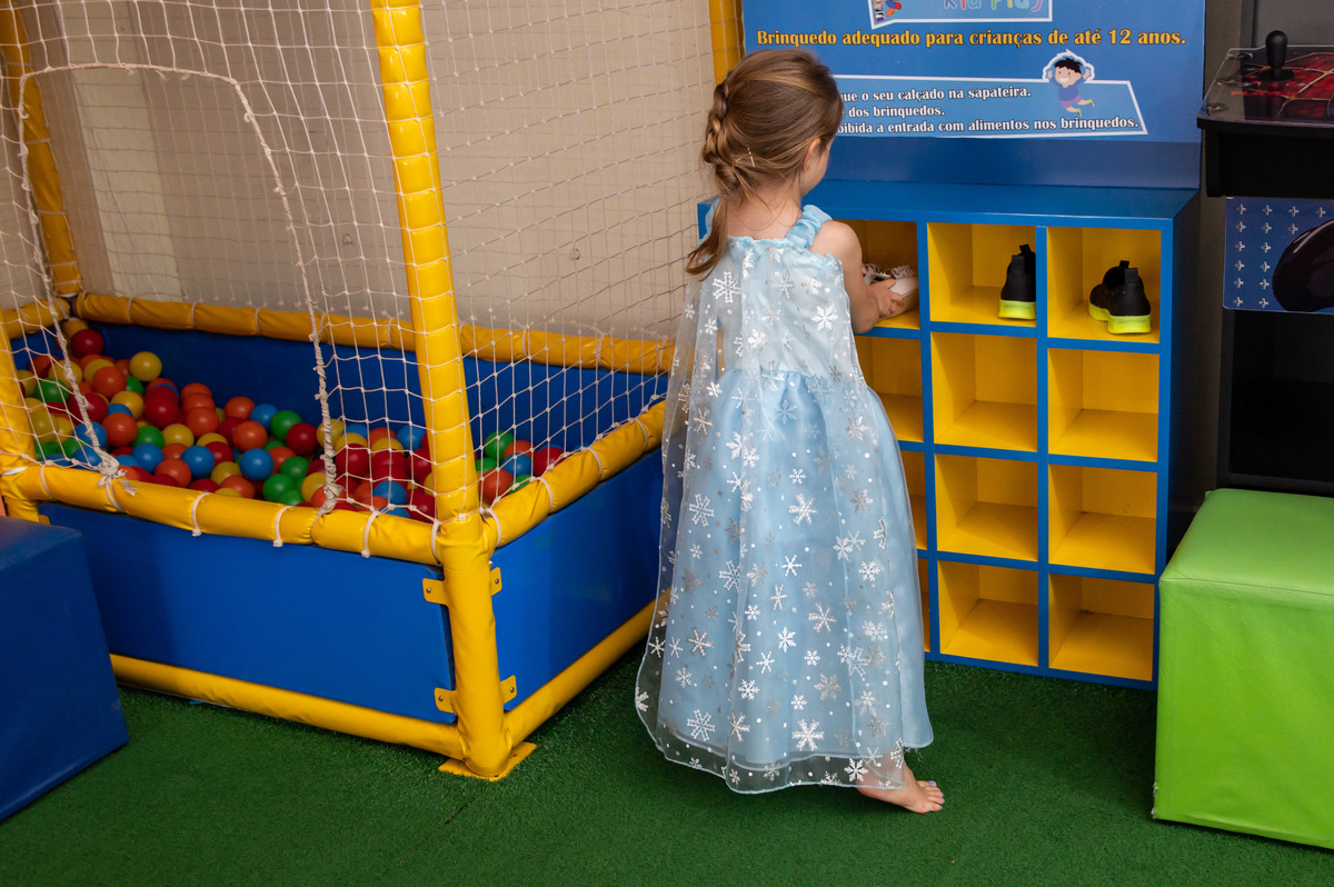 festa de aniversário infantil - aniversariante vestida de Elza Frozen