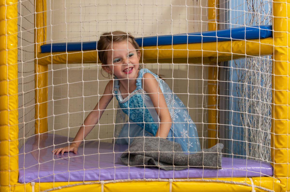 festa de aniversário infantil - aniversariante vestida de Elza Frozen - brincando