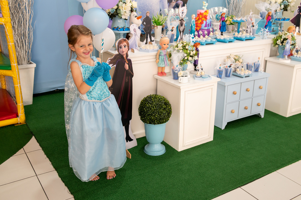 festa de aniversário infantil - aniversariante vestida de Elza - Decoração da Frozen