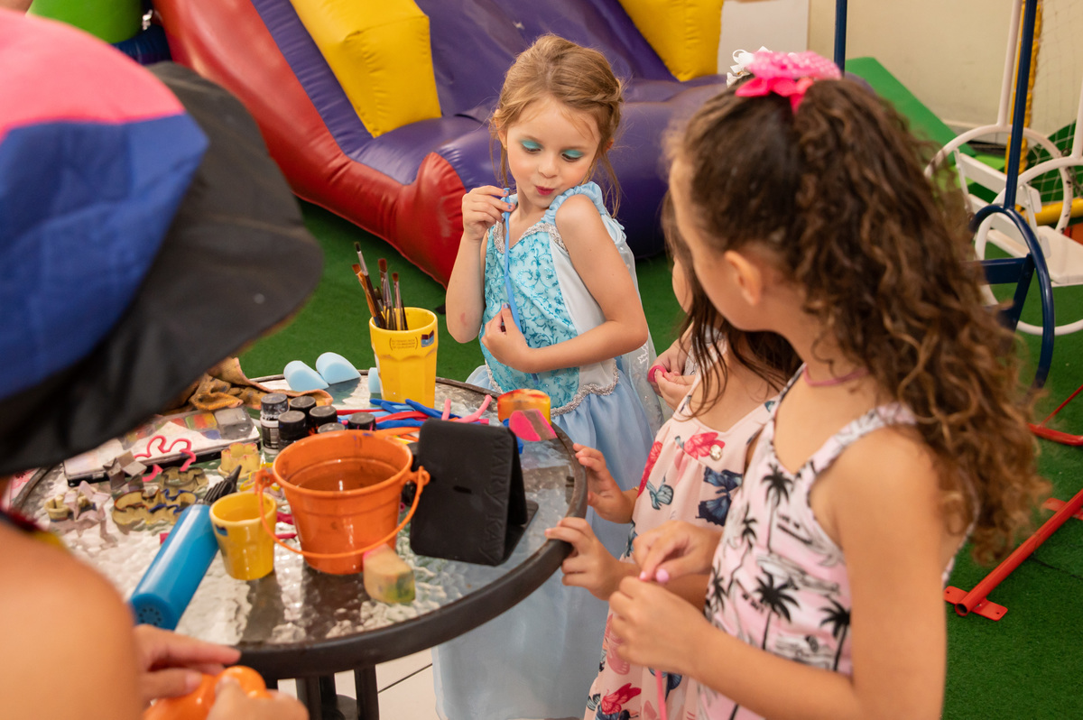 festa de aniversário infantil - aniversariante vestida de Elza - Frozen - aguardando pintura no rosto 