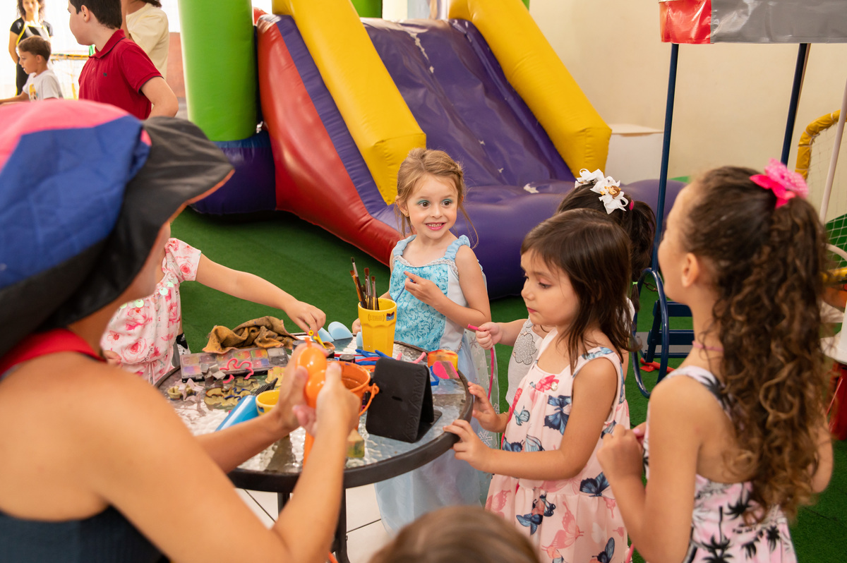 festa de aniversário infantil - aniversariante vestida de Elza -  aguardando pintura no rosto