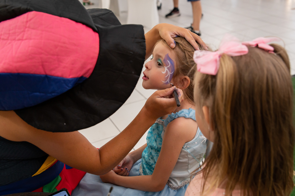 festa de aniversário infantil - aniversariante vestida de Elza - Frozen - pintura no rosto 