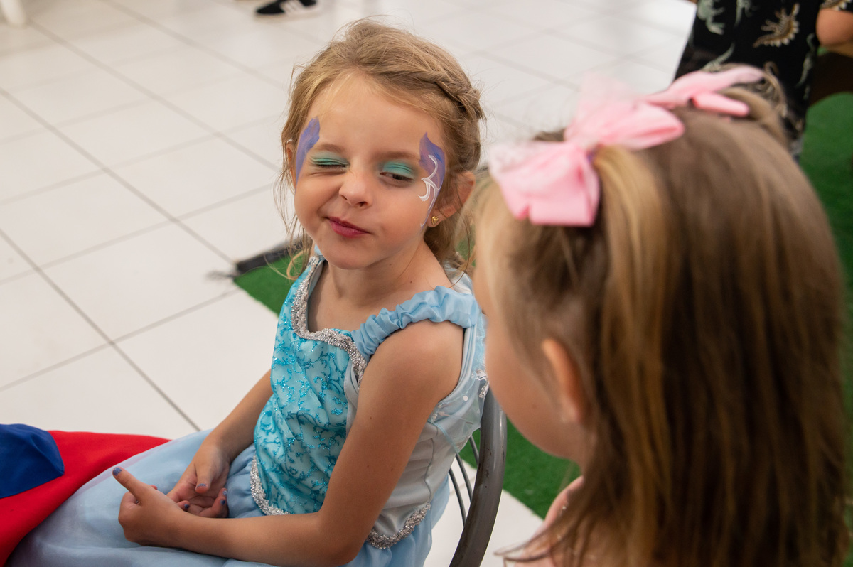 festa de aniversário infantil - aniversariante vestida de Elza - Frozen - pintura no rosto