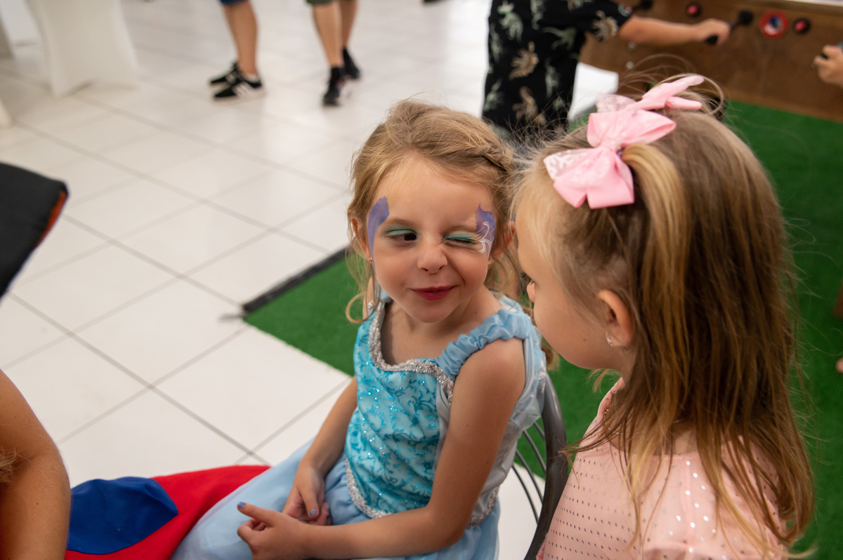 festa de aniversário infantil - aniversariante vestida de Elza - Frozen pintura no rosto