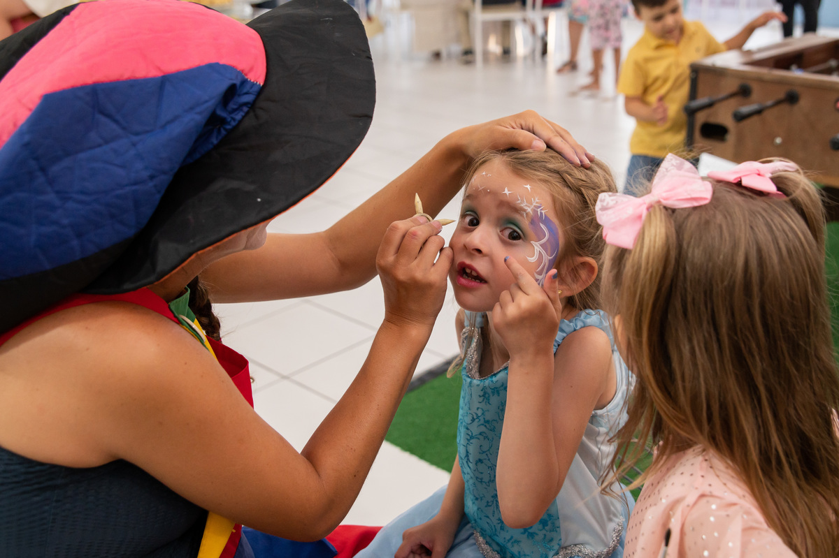 festa de aniversário infantil - aniversariante vestida de Elza - Frozen