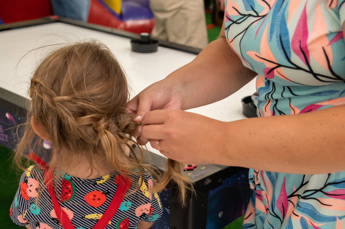 festa de aniversário infantil - aniversariante trocando de roupa no final da festa