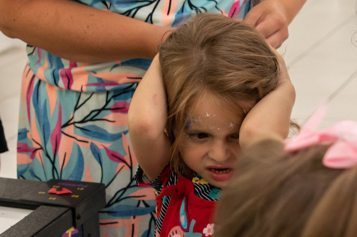 festa de aniversário infantil - aniversariante desfazendo o penteado