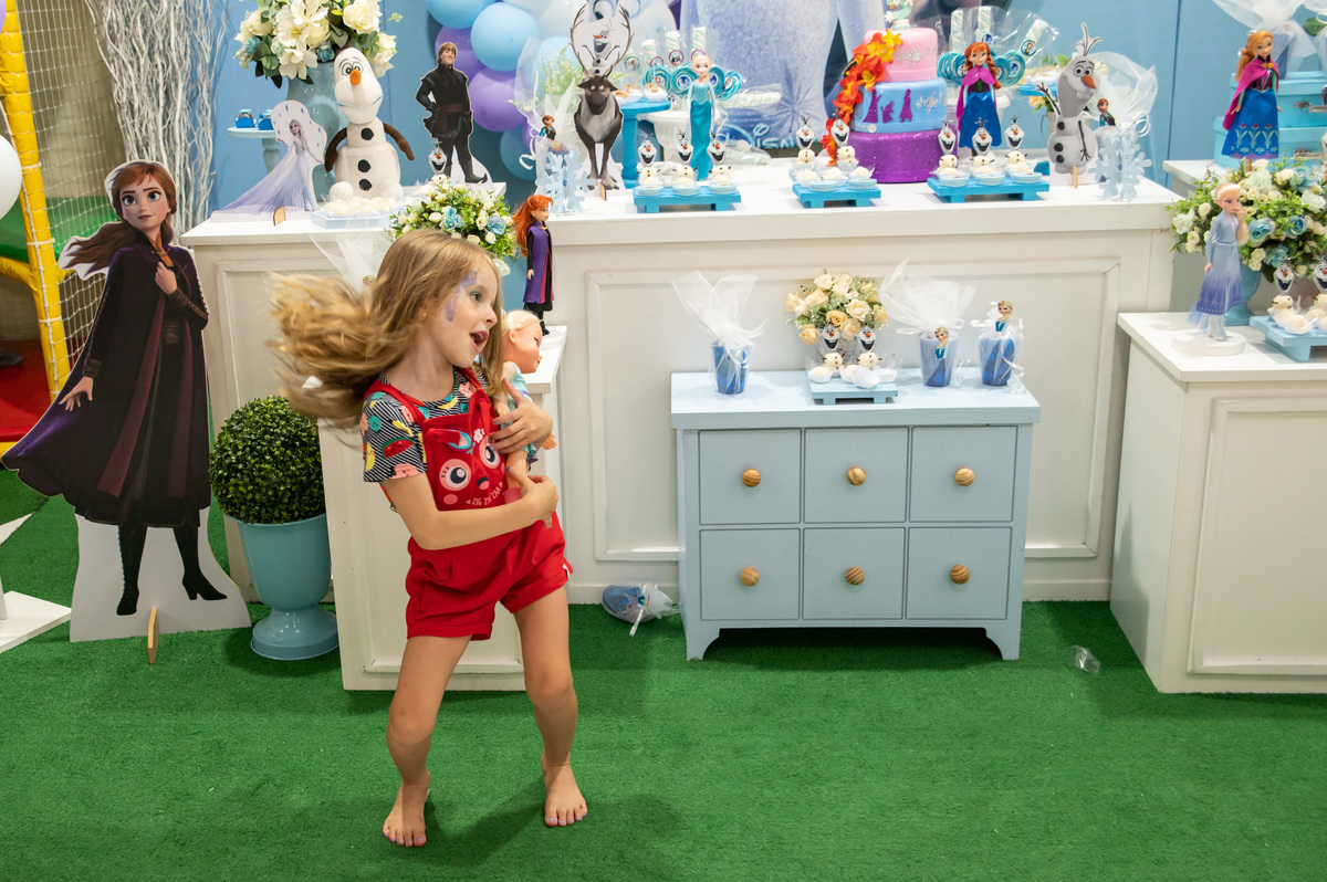festa de aniversário infantil - Decoração da Frozen - Espaço Art Festas - menina dançando
