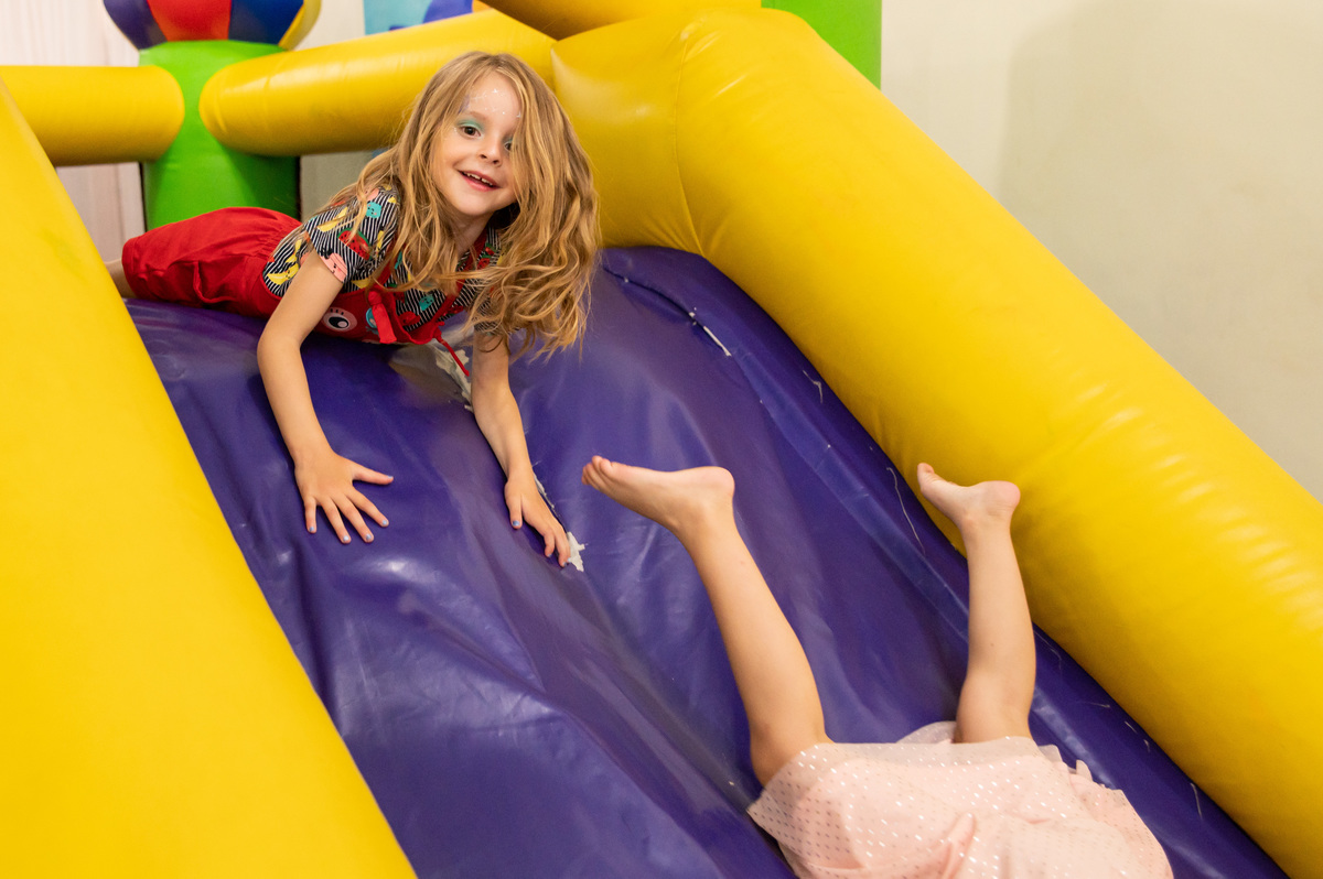 festa de aniversário infantil - menina brincando em brinquedo inflável