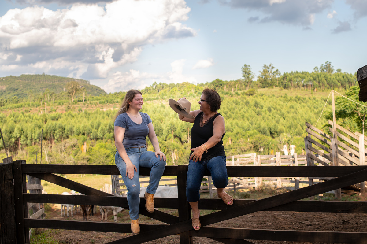 Ensaio pré 15 anos - ensaio externo, ensaio no interior - menina na porteira com avó