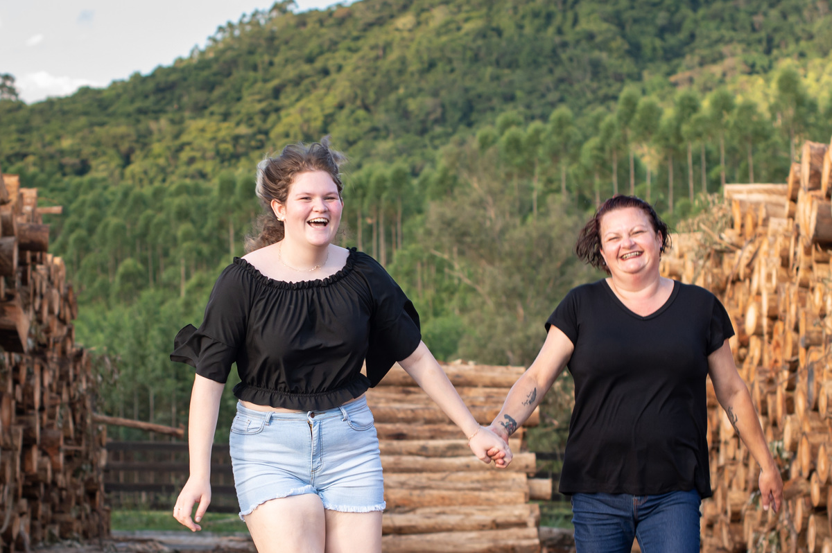 Ensaio pré 15 anos - ensaio externo, ensaio no interior - menina correndo com a mãe
