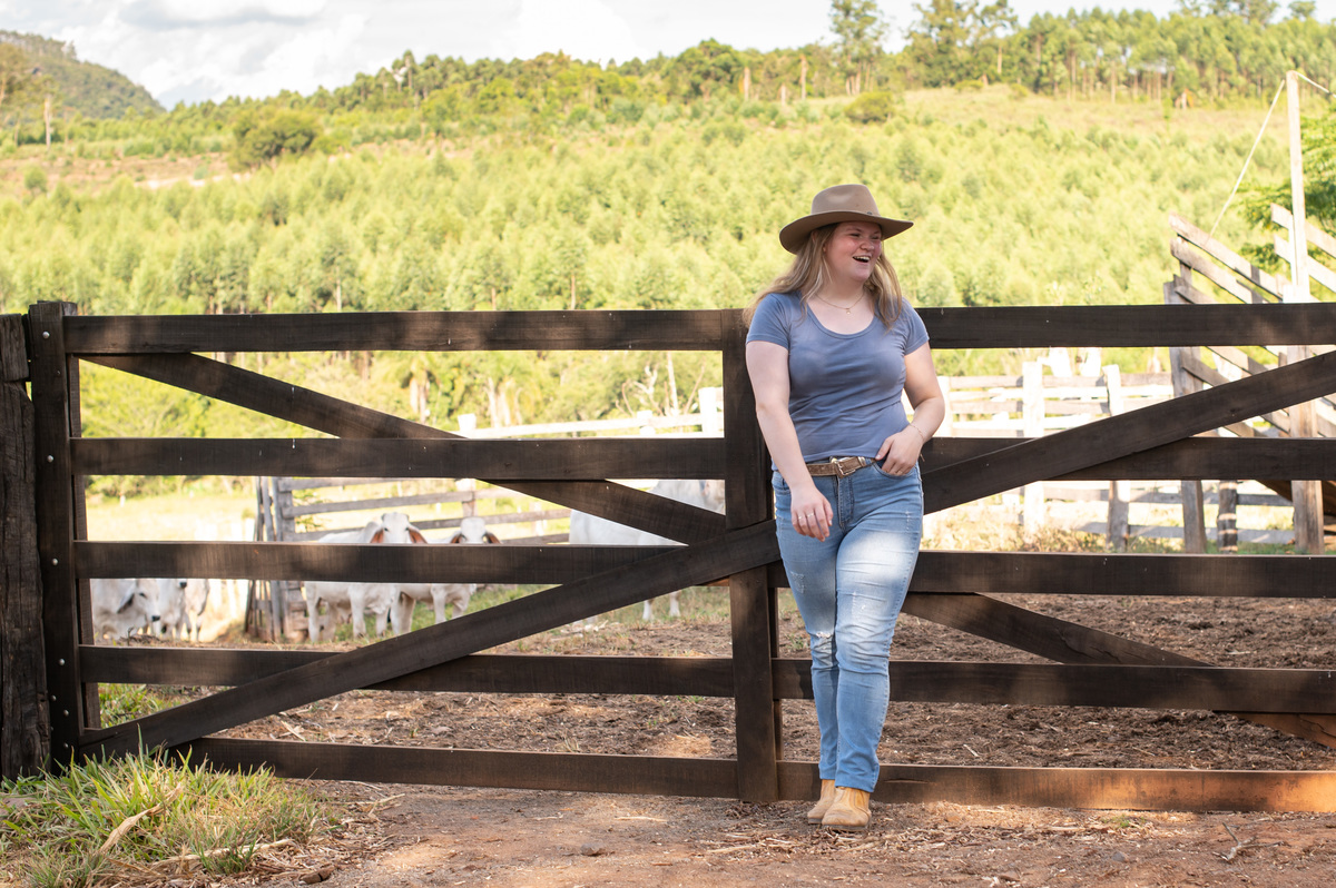 Ensaio pré 15 anos - ensaio externo, ensaio no interior - menina na porteira com chapéu