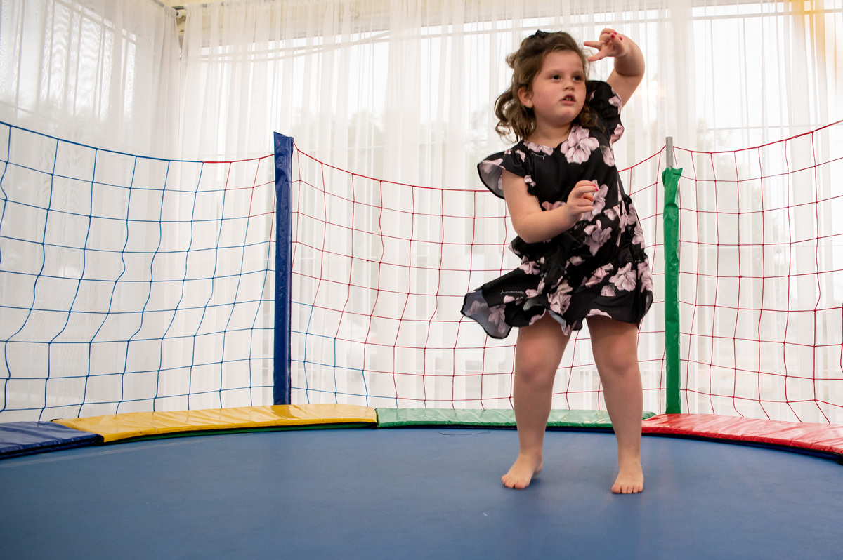 criança em cama elástica em festa de aniversário infantil 