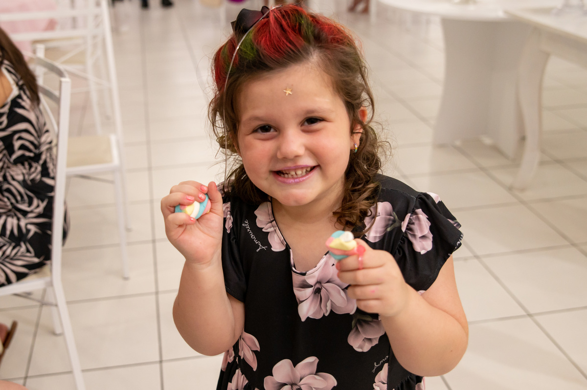 criança em foto espontânea em festa de aniversário infantil 