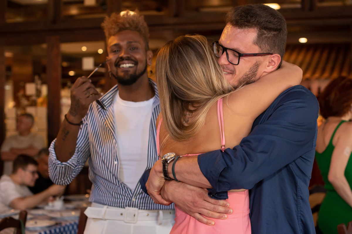 Abraço em almoço de formatura
