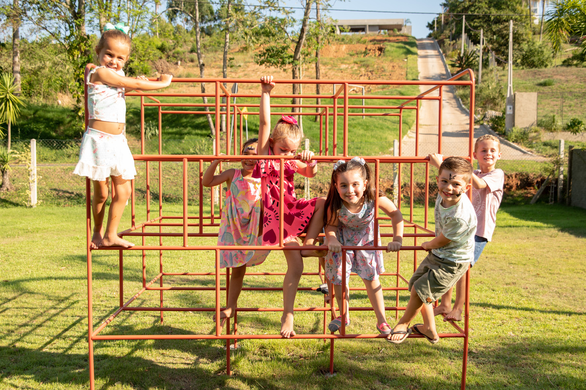 crianças brincando em festa infantil ao ar livre