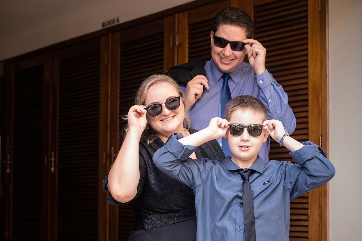 Ensaio de família em casa - família com óculos de sol