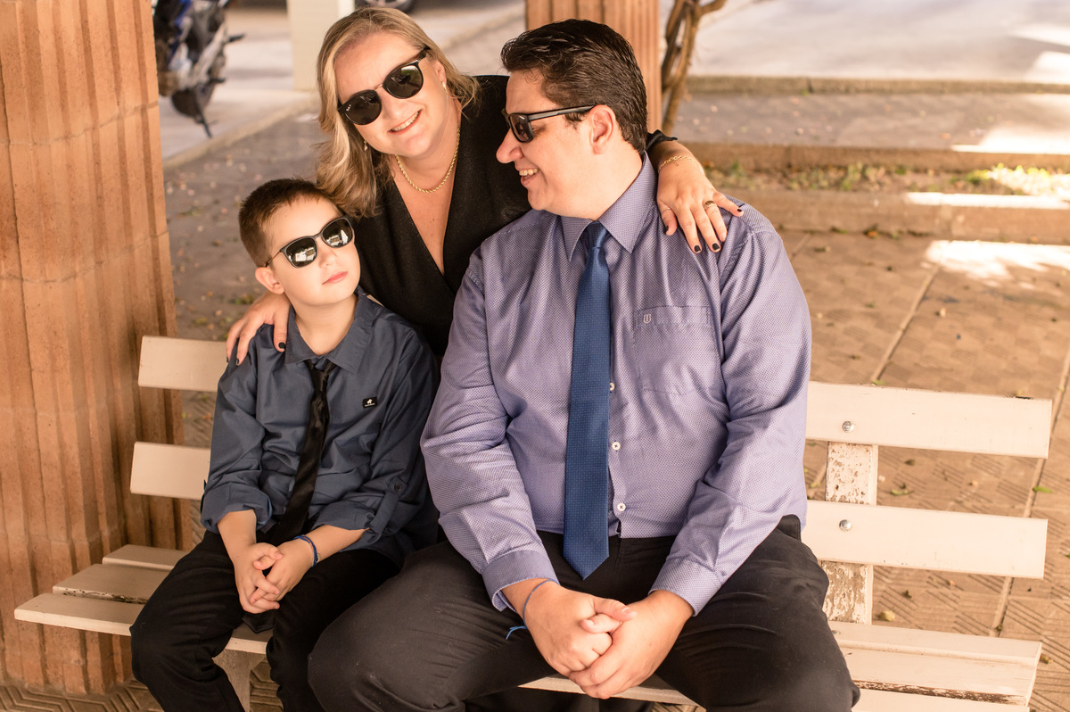 Ensaio de família em casa - família com óculos de sol no jardim