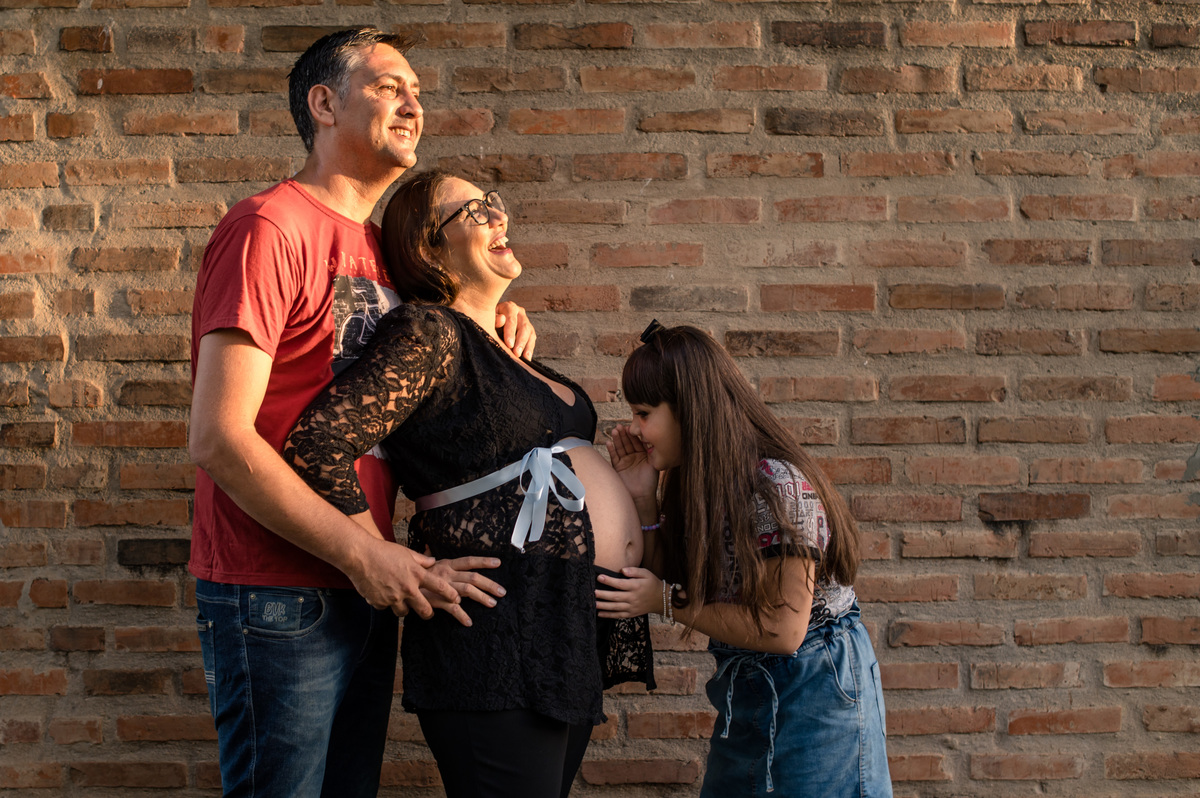 Ensaio de gestante e família, luz do fim do dia