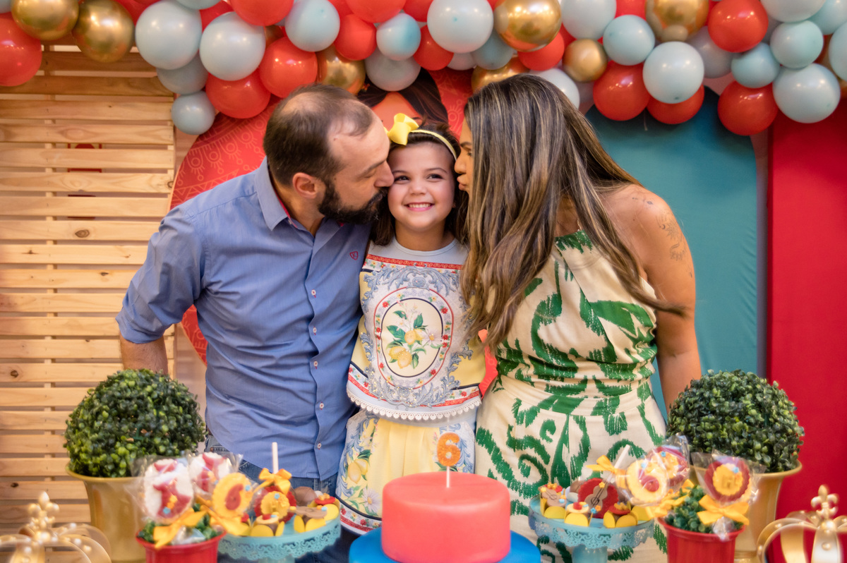 Festa de aniversário infantil, aniversariante ganhando beijinho dos pais decoração Elena de Avalor