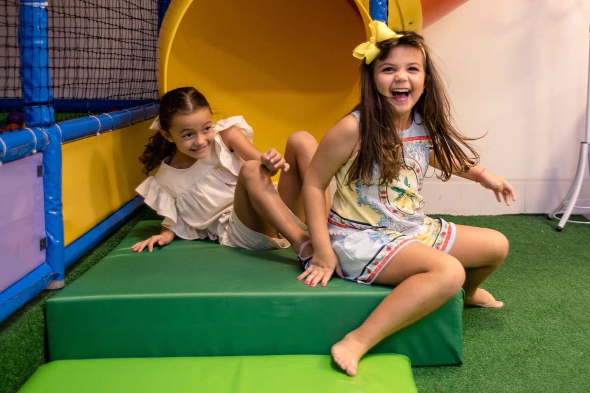 Festa de aniversário infantil, crianças sorridentes brincando no escorregador