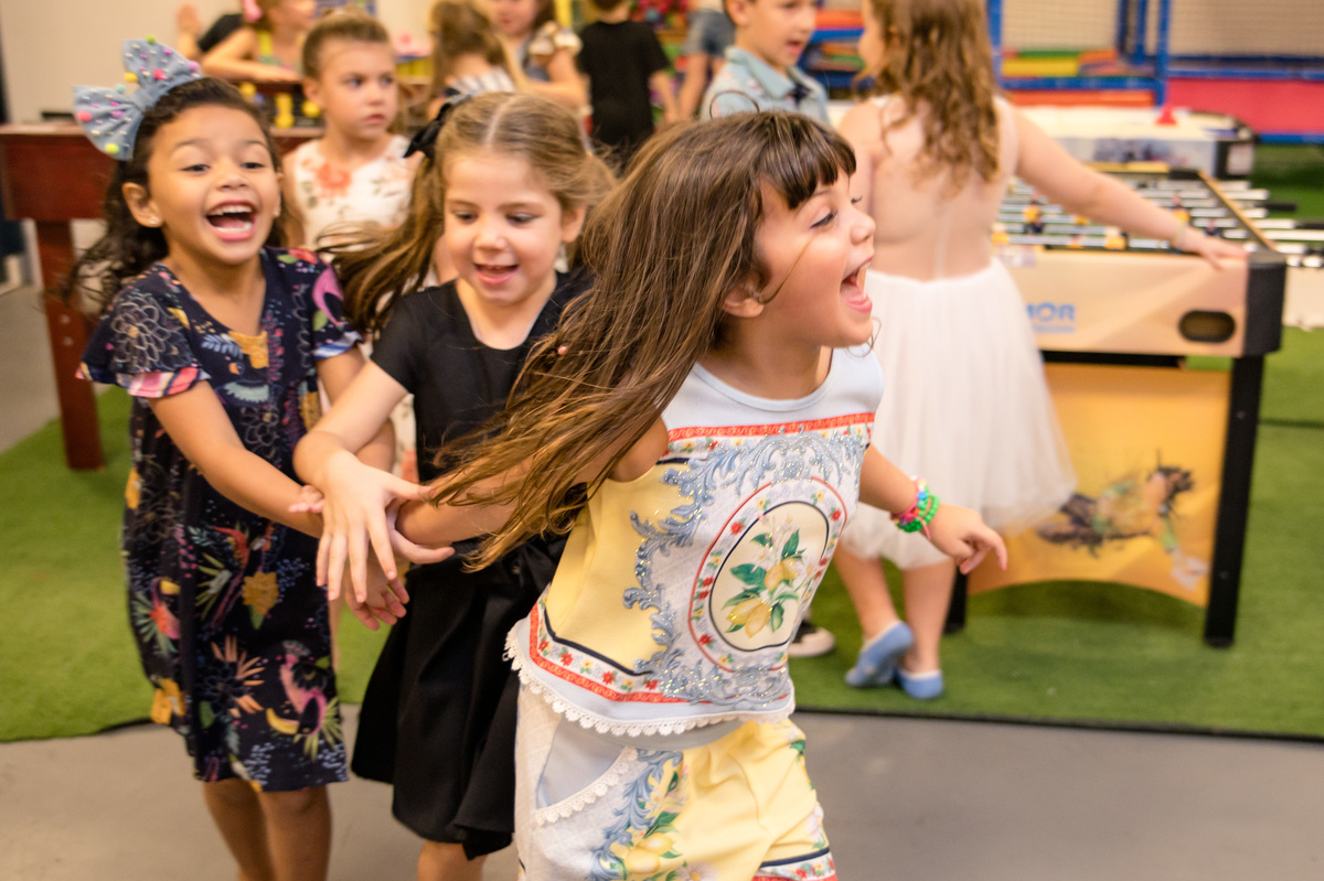 Festa de aniversário infantil, foto espontânea, meninas correndo sorridentes