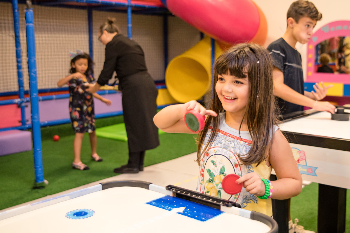 Festa de aniversário infantil, menina brincando