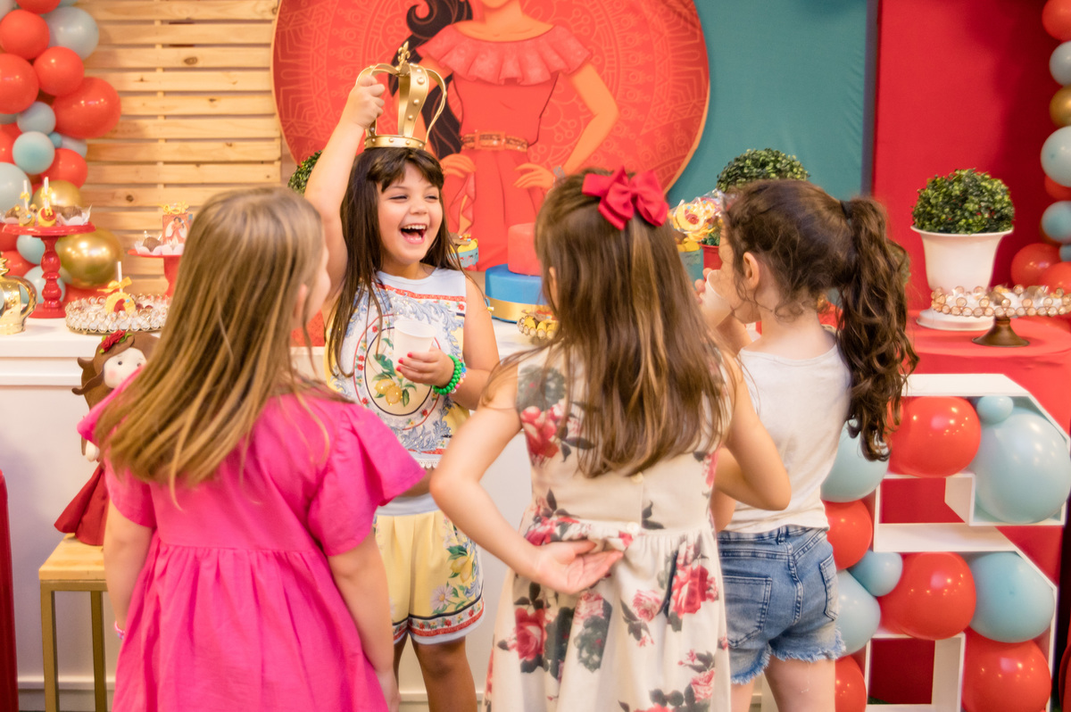Festa de aniversário infantil, menina com coroa de princesa decoração Elena de Avalor